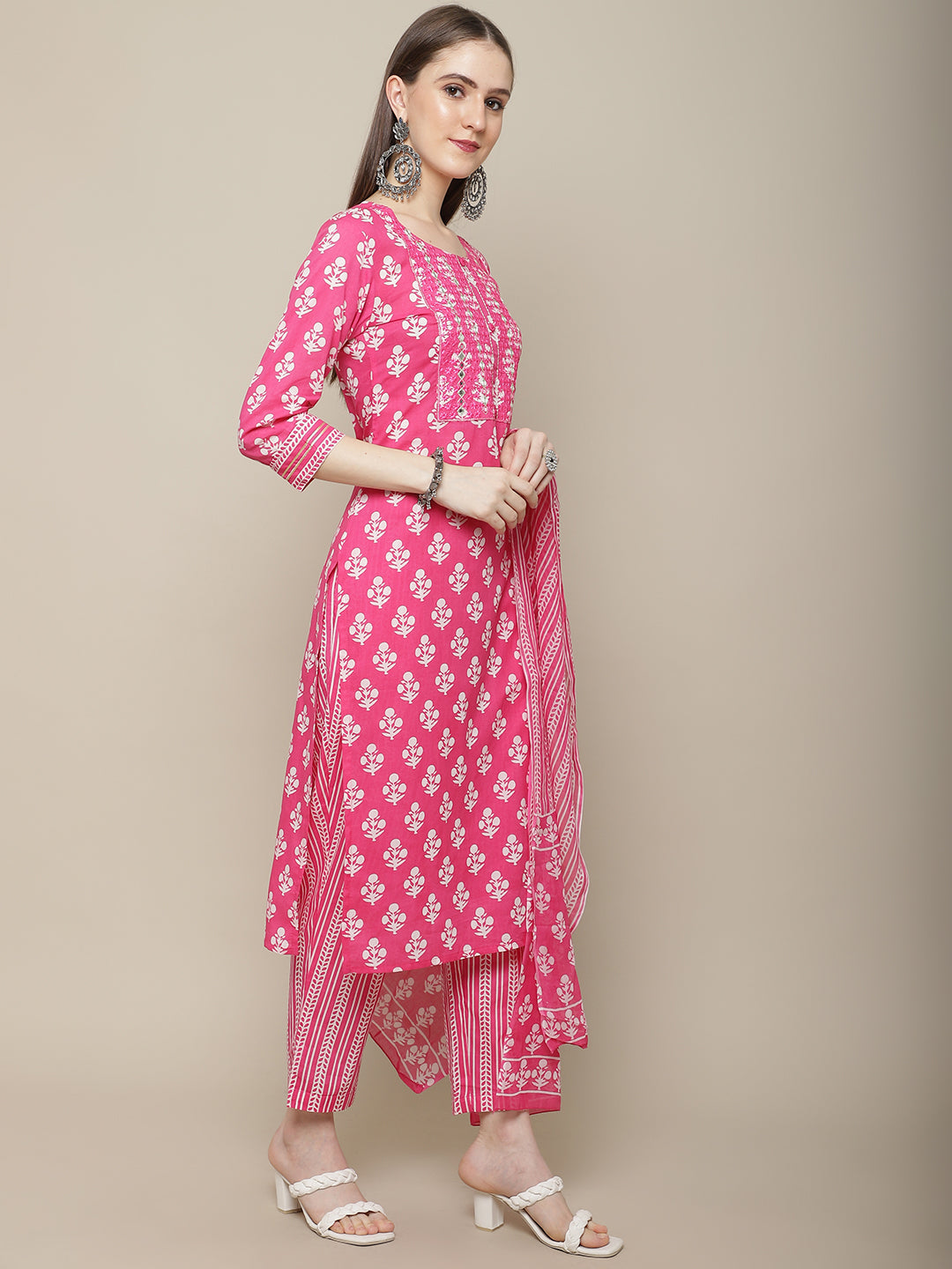 Women's Pink Floral Print Pure Cotton Straight Round Neck Kurta & Trousers With Dupatta Set